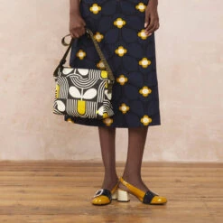 Fielder Crossbody - Giant Striped Tulip Noir -Orla Kiely 24SEGST937 0140 FielderCrossbody GiantStripedTulipNoir .model2