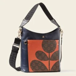 Carrymax Bucket Bag - Navy Puzzle Flower 10 Carrymax Bucket Bag - Navy Puzzle Flower -Orla Kiely 24SELLE835 4110 CarrymaxBucketBag NavyPuzzleFlowerEmblem2