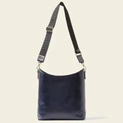 Carrymax Bucket Bag - Navy Puzzle Flower 12 Carrymax Bucket Bag - Navy Puzzle Flower -Orla Kiely 24SELLE835 4110 CarrymaxBucketBag NavyPuzzleFlowerEmblem3