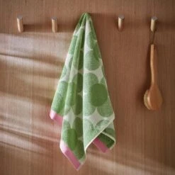 Retro Flower Towels Clover -Orla Kiely RetroFlowerCloverGreenTowelCameoFINAL